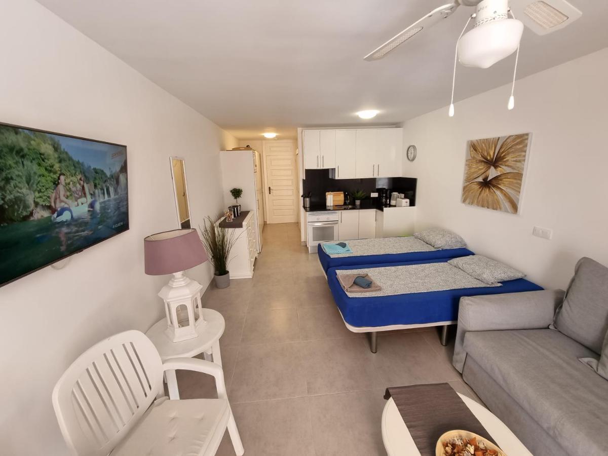Studio No 2 Just 100 To Beach And Sea, Large Terrace, Heated Pool, Wifi, Aircondition For A Fee Playa de las Americas  Esterno foto
