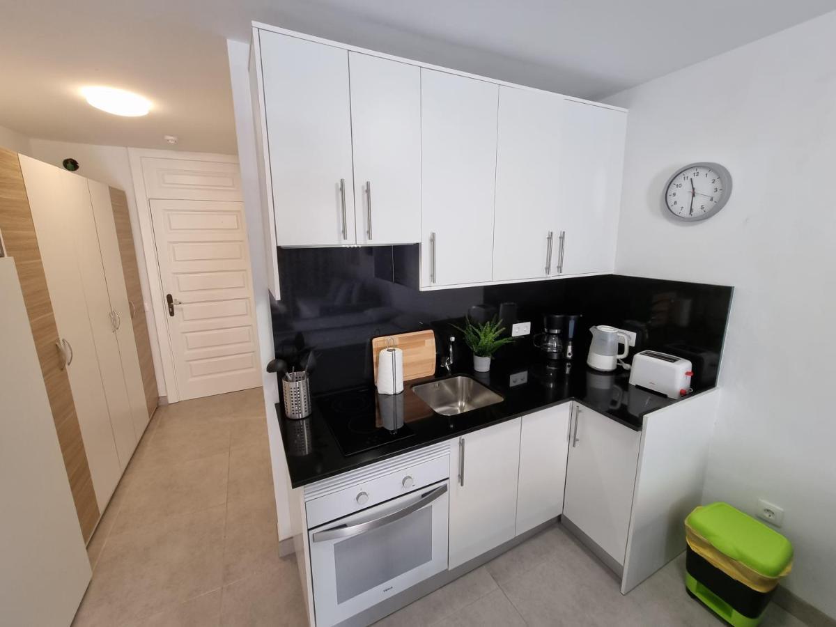 Studio No 2 Just 100 To Beach And Sea, Large Terrace, Heated Pool, Wifi, Aircondition For A Fee Playa de las Americas  Esterno foto