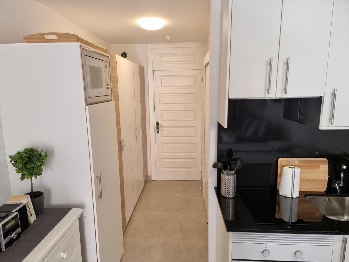 Studio No 2 Just 100 To Beach And Sea, Large Terrace, Heated Pool, Wifi, Aircondition For A Fee Playa de las Americas  Esterno foto