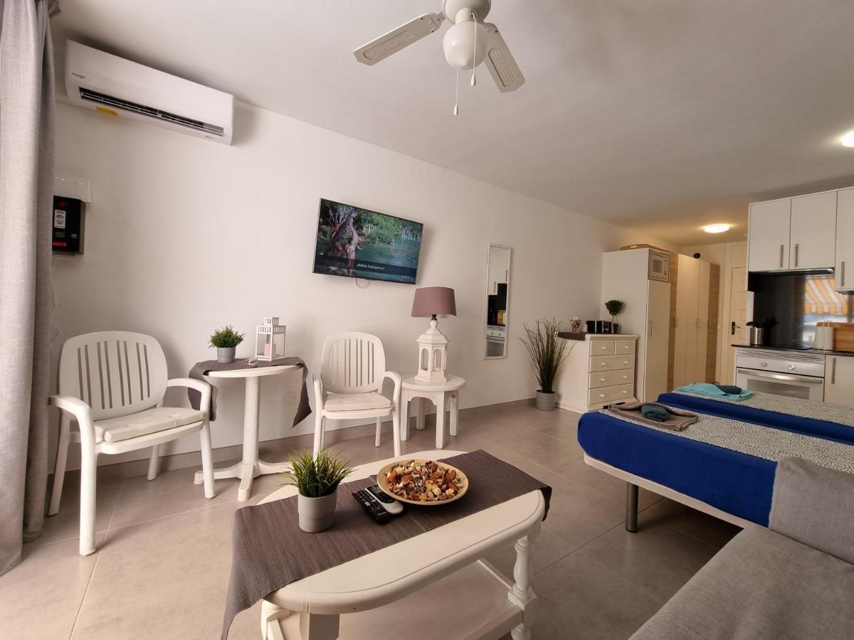 Studio No 2 Just 100 To Beach And Sea, Large Terrace, Heated Pool, Wifi, Aircondition For A Fee Playa de las Americas  Esterno foto