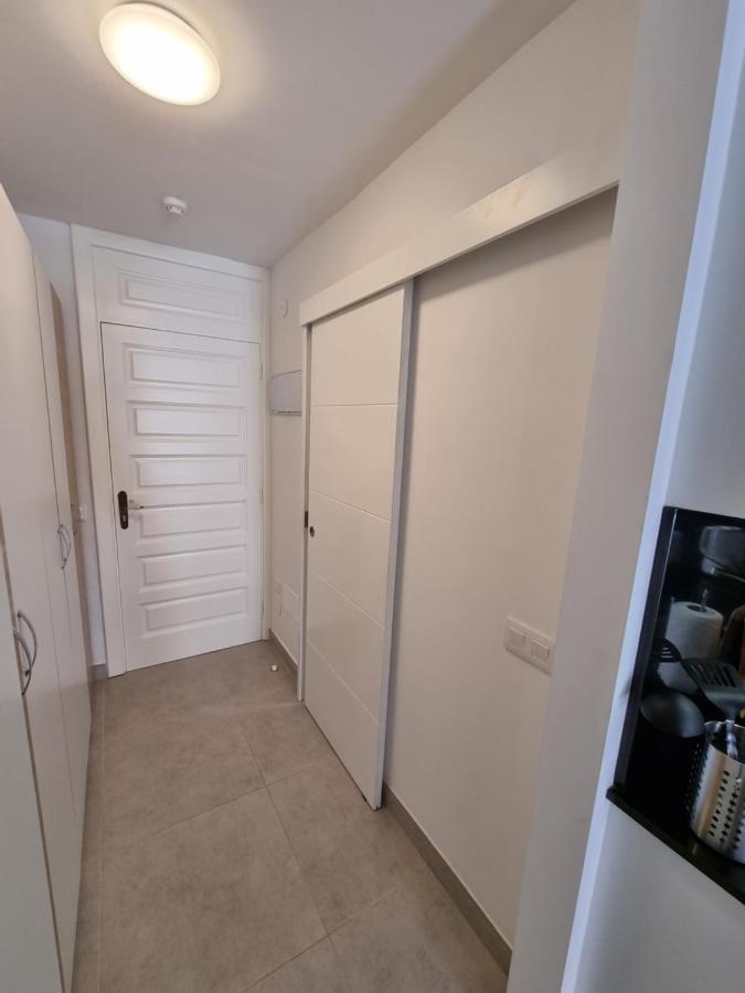 Studio No 2 Just 100 To Beach And Sea, Large Terrace, Heated Pool, Wifi, Aircondition For A Fee Playa de las Americas  Esterno foto